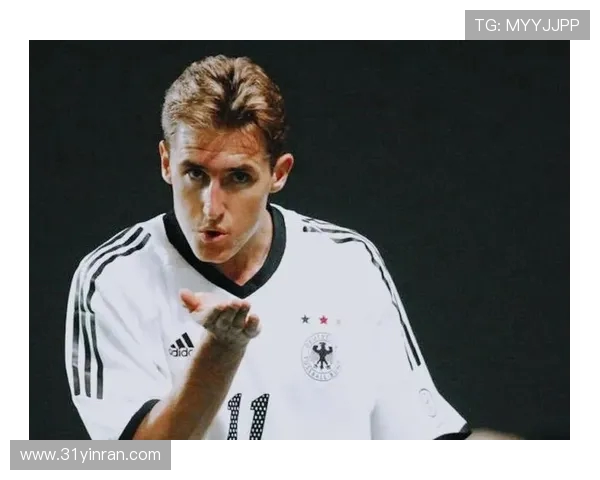 足球巨星传奇：从球场到人生的巅峰之路，见证他们如何征服世界