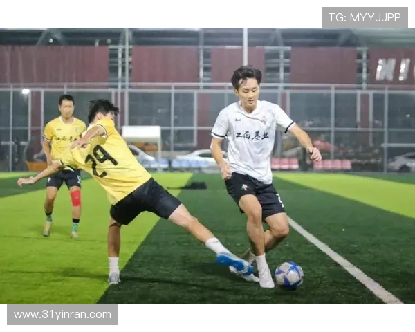 足球赛场上的风云变幻:从草根到职业球员的成长之路与竞技精神探讨 足球赛场上的风云变幻:从草根到职业球员的成长之路与竞技精神探讨