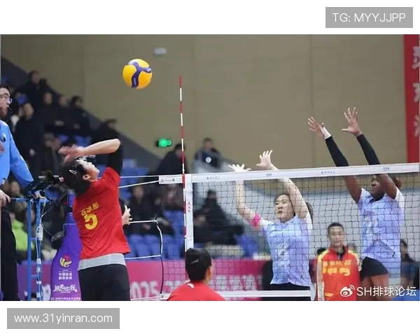 中国女排在2015年与阿尔及利亚的较量中展现出强大实力与团队合作精神 中国女排在2015年与阿尔及利亚的较量中展现出强大实力与团队合作精神